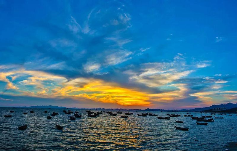 碧海云天连万里,佳期有梦会灵湾,妙笔生花处,落笔生辉间,成就名山灵海