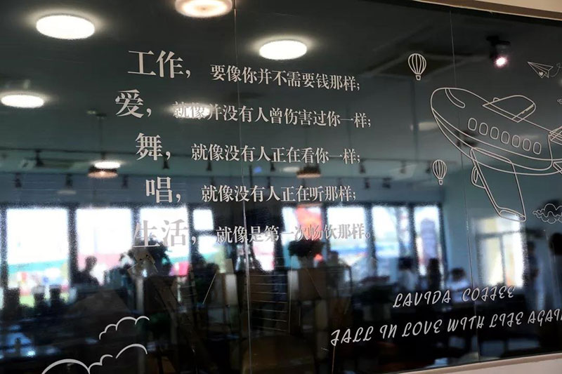 走进青岛西海岸新区金沙滩啤酒城，来到火凤凰酒吧街内的唯地咖啡，一进门就被明亮通透的环境和沁人心脾的咖啡香气所征服。这是火凤凰酒吧街入驻的品牌商家之一，开店两个多月已成为备受消费者追捧的网红咖啡厅。
