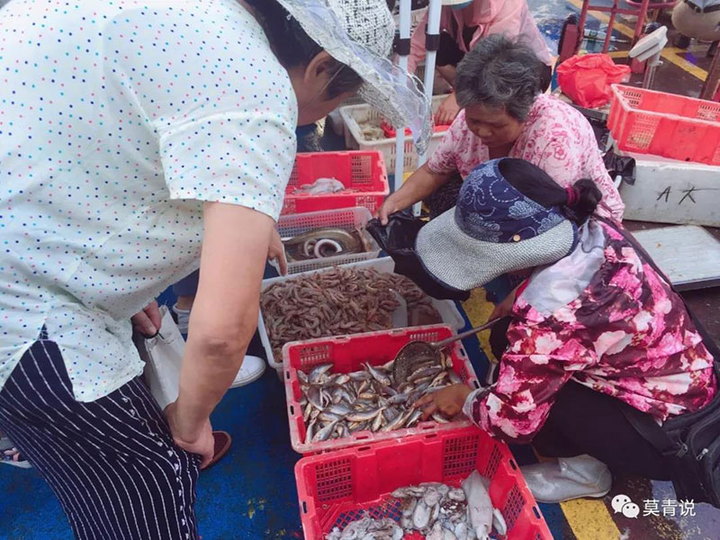 开海后的青岛积米崖海鲜市场