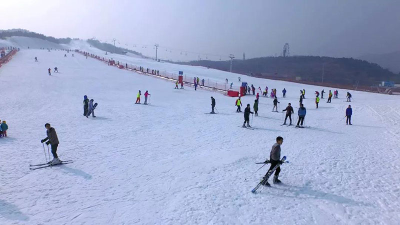 藏马山滑雪场，一站式拥有滑雪必备器具