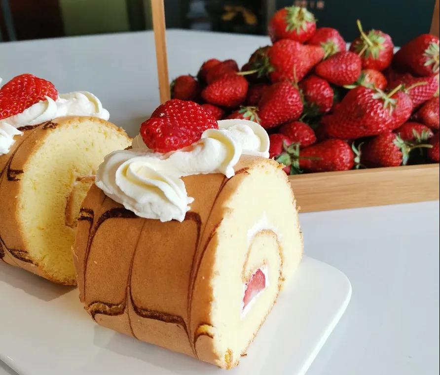 生活需要一点甜|动物世界猴王餐厅草莓面包蛋糕 新鲜出炉！