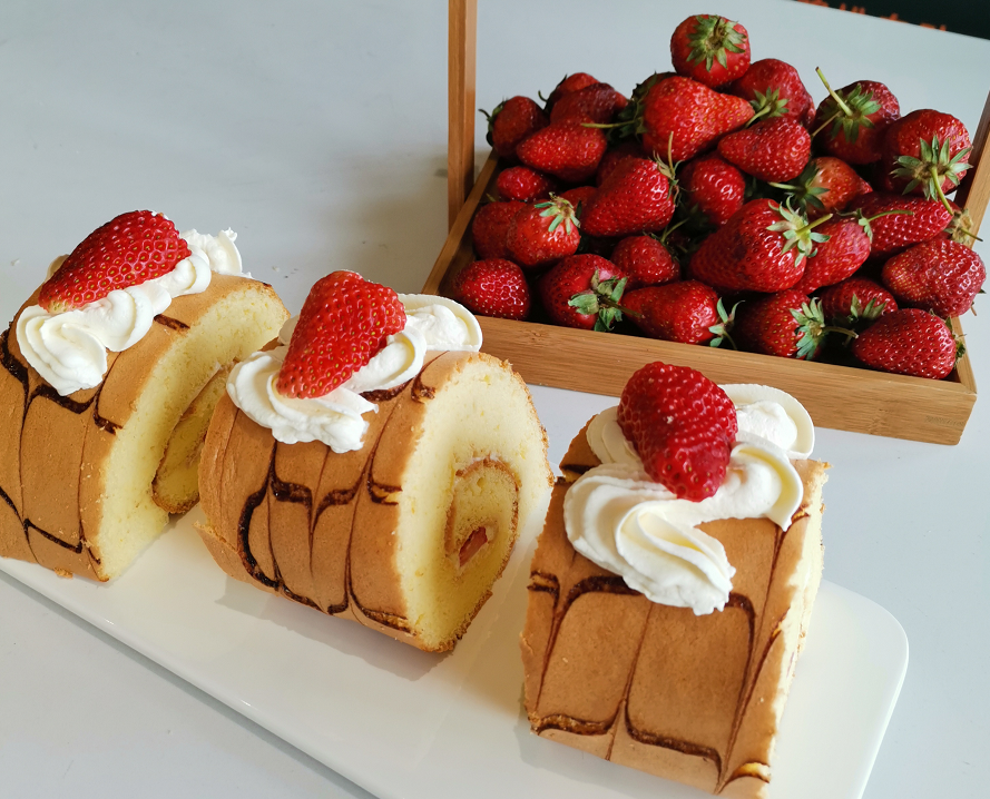 生活需要一点甜|动物世界猴王餐厅草莓面包蛋糕 新鲜出炉！